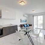 Deluxe In St Julians *