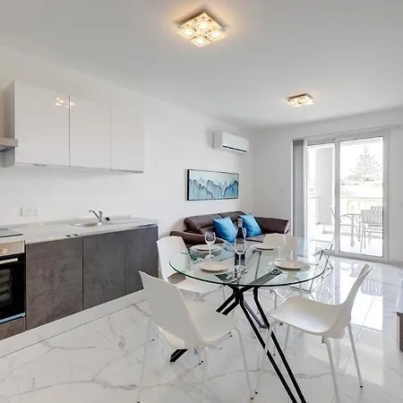 Deluxe In St Julians *